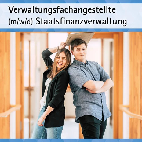 Zu sehen sind junge Kollegen. Sie hält im Spaß eine Mappe über seinen Kopf. Er reagiert cool. Es stellt eine spaßige Situation dar. Das Bild wirbt für eine Ausbildung zum Verwaltungsfachangestellten (m/w/d) in der sächsischen Staatsfinanzverwaltung.