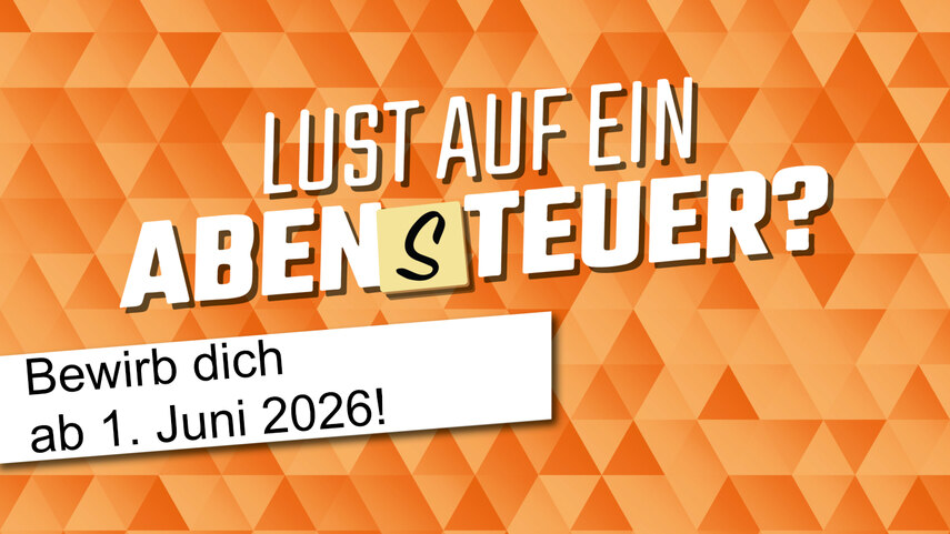 Abgebildet ist der Slogan mit welchem für eine Ausbildung bzw. ein Studium in der sächsischen Steuer- und Finanzverwaltung geworben wird. Dieser heißt "Lust auf ein Abensteuer". Der Schriftzug befindet sich auf orangenem Untergrund.