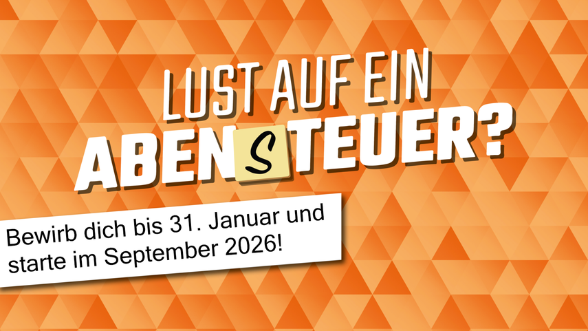 Abgebildet ist der Slogan mit welchem für eine Ausbildung bzw. ein Studium in der sächsischen Steuer- und Finanzverwaltung geworben wird. Dieser heißt "Lust auf ein Abensteuer". Der Schriftzug befindet sich auf orangenem Untergrund.