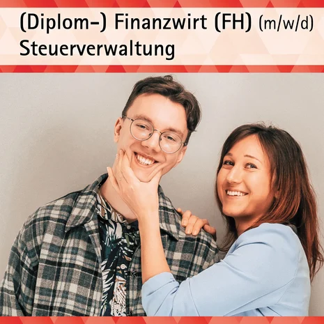 Zu sehen sind zwei junge Kollegen. Sie hält im Spaß sein Kinn und dreht sein Gesicht dadurch etwas provokant zu sich. Er amüsiert sich. Das Bild wirbt für eine Studium als (Diplom-) Finanzwirt (FH) (m/w/d) in der sächsischen Steuerverwaltung.