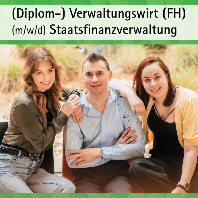 Zu sehen sind ein junger Kollege in der Mitte sitzend sowie zwei junge Kolleginnen, welche im Innenhof des Finanzamtes sitzen und in die Kamera schauen. Alle drei fühlen sich wohl und sind glücklich. Es stellt eine freudige Situation im Finanzamt dar. Das